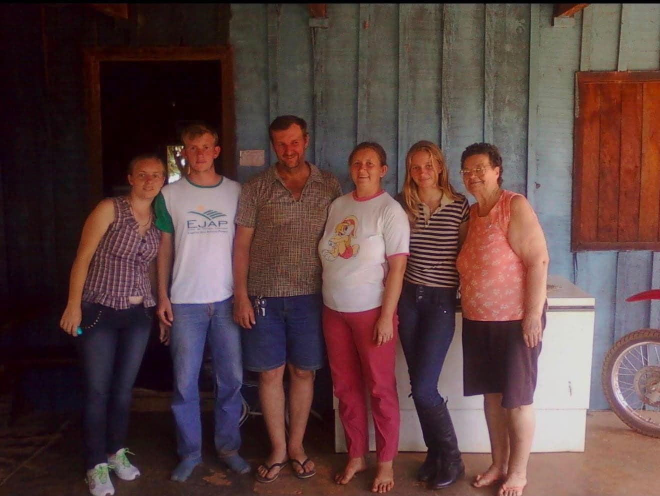 Família de Elaine Seibel em frente à casa de tábua, em Entre Rios, Nova Ubiratã