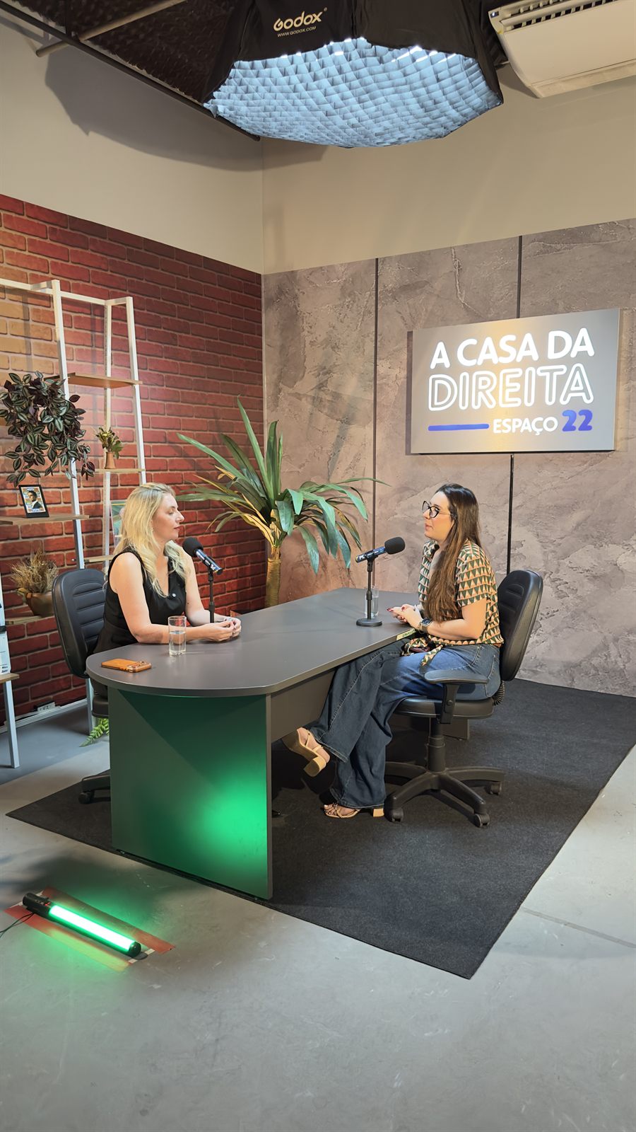 Elaine Seibel durante entrevista em estúdio em Cuiabá