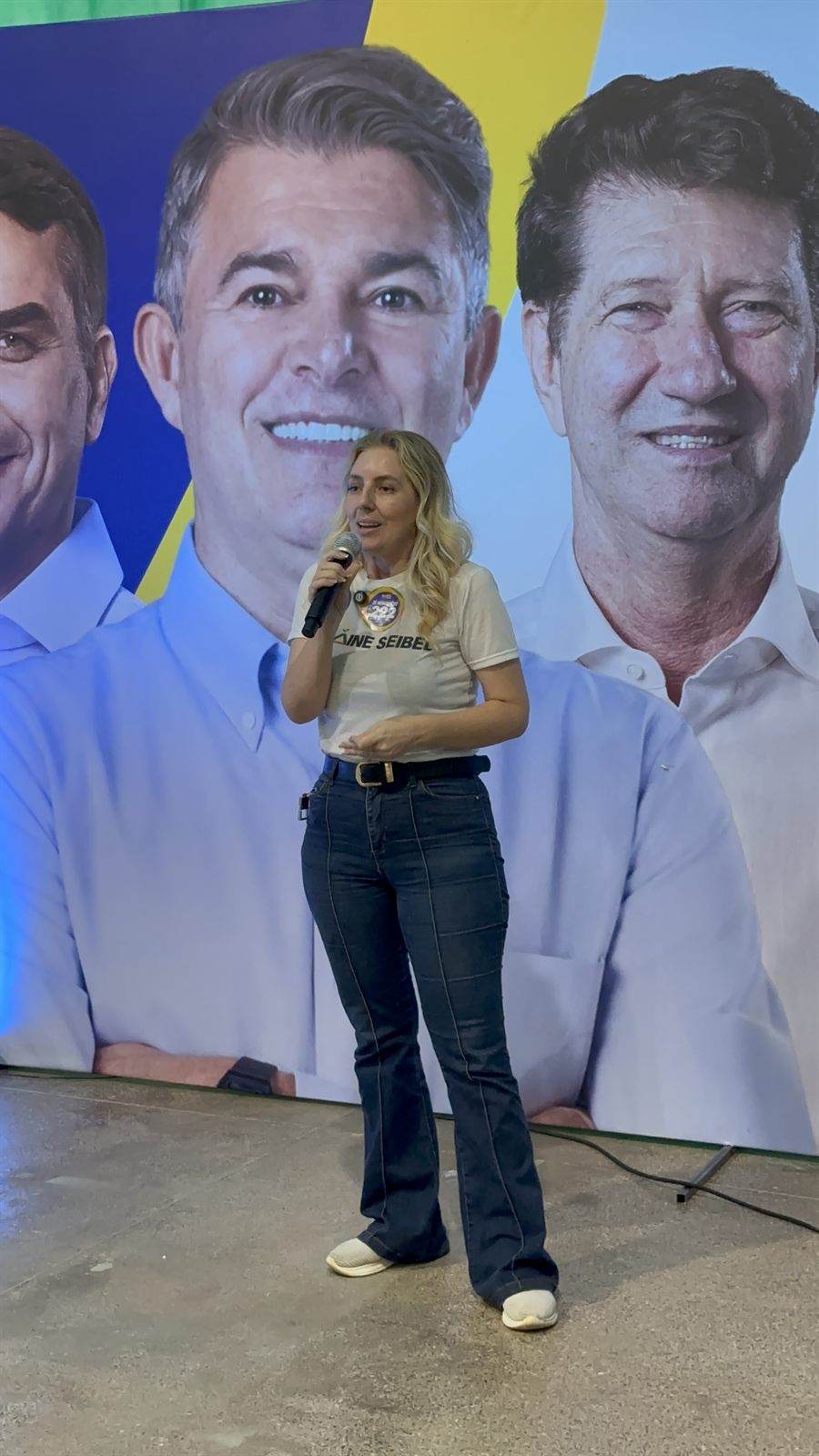 Elaine Seibel falando ao microfone durante encontro político em Cuiabá
