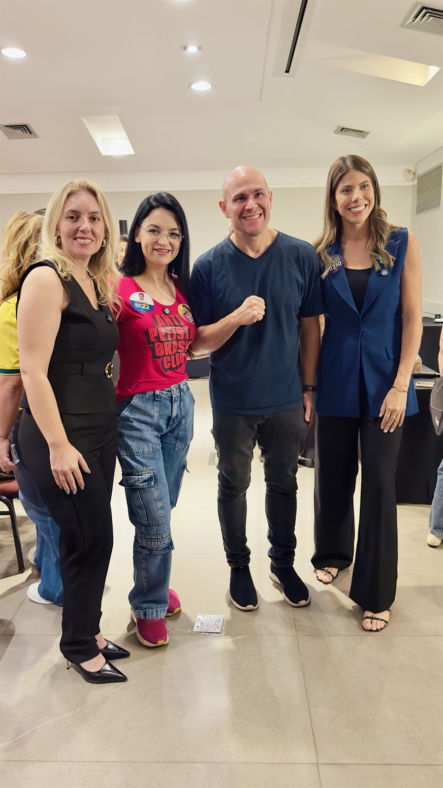 Elaine Seibel com participantes do encontro em Cuiabá