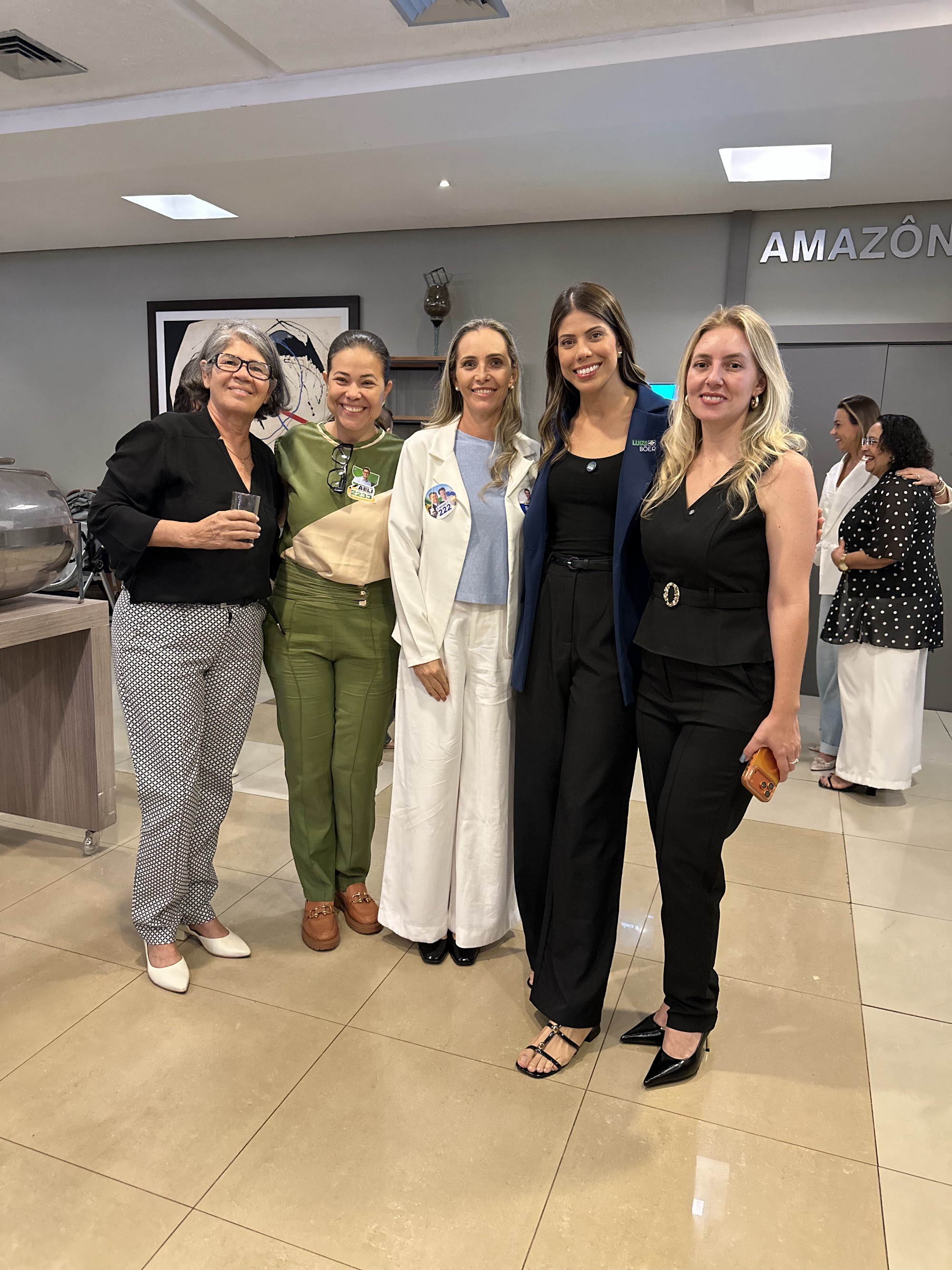 Elaine Seibel reunida com mulheres e lideranças em Cuiabá
