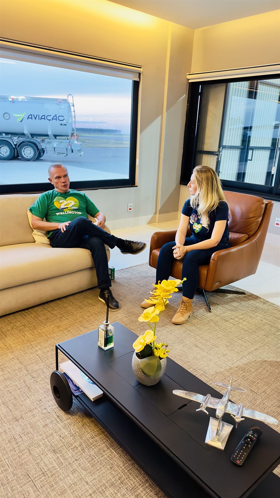 Elaine Seibel em conversa durante reunião em Cuiabá
